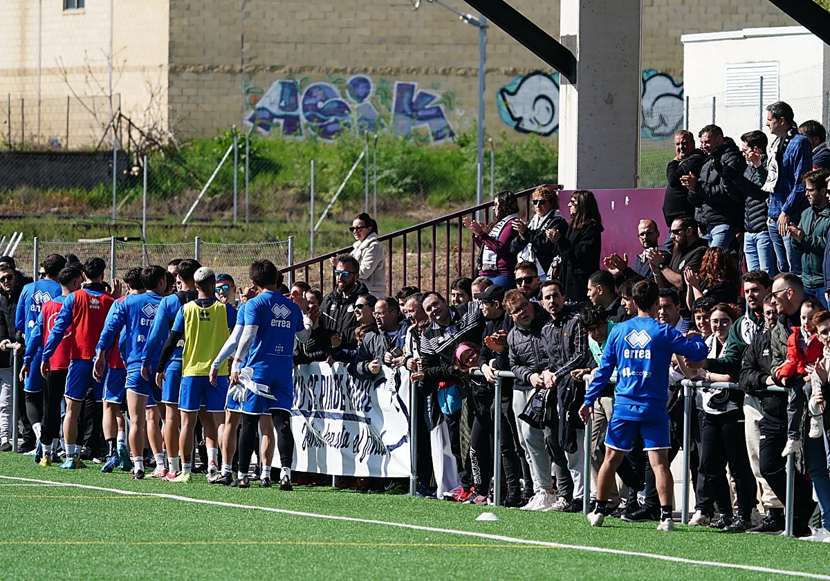 Unionistas de Salamanca saludando a sus aficionados en uno de los entrenos de la pasada campaña