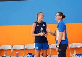Regan Magarity habla con Anna Montañana antes del entrenamiento.