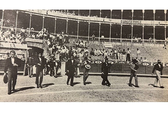 El Viti, Roberto Domínguez, David Luguillano, José Luis Ramos, José Cubero 'Yiyo', Juan José y Rafael de Paula, en el paseíllo del festival de las Hermanitas de los Pobres, el 12 de septiembre de 1985.