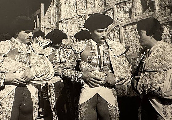 Yiyo conversa con El Niño de la Capea, en presencia de Paco Ojeda, en La Glorieta antes de hacer su último paseíllo vestido de luces en esta plaza: 14 de septiembre de 1984. ARCHIVO