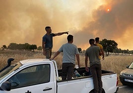 Vecinos y voluntarios de la zona de Cipérez observan con preocupación el avance del fuego.