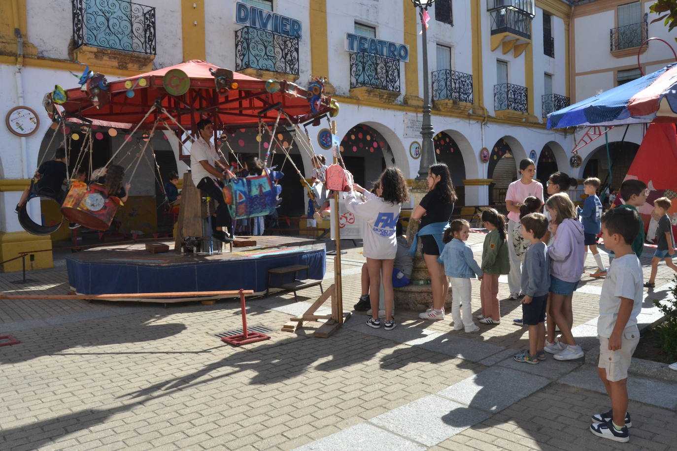 Los futuros espectadores se divierten en la Feria de Teatro