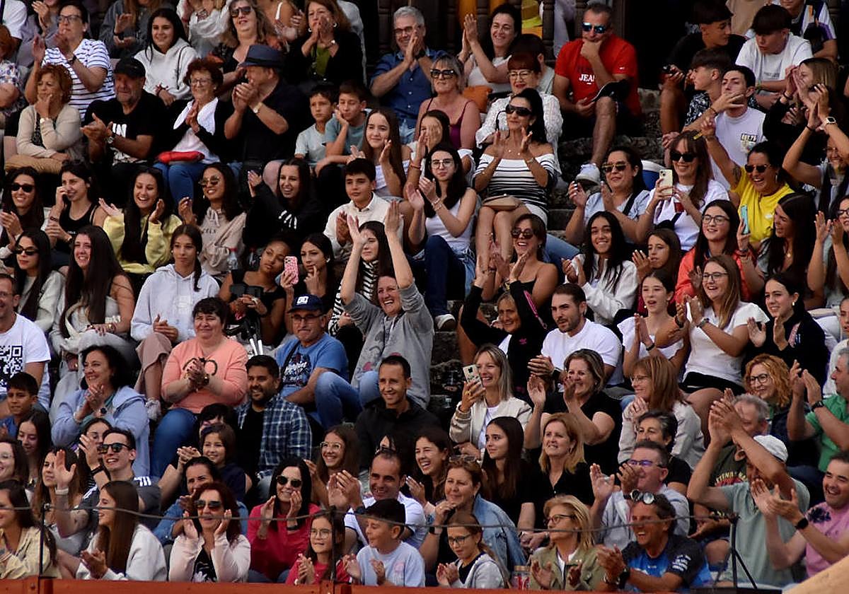 Público en la plaza de toros en el Gran Prix de las peñas.