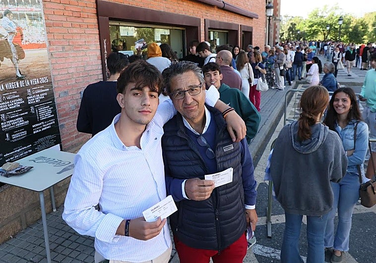 Carlos y su hijo Iván con las primeras entradas que se vendieron.