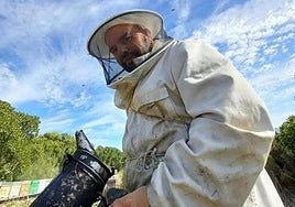 Rubén Andrés y algunas de las colmenas quemadas.
