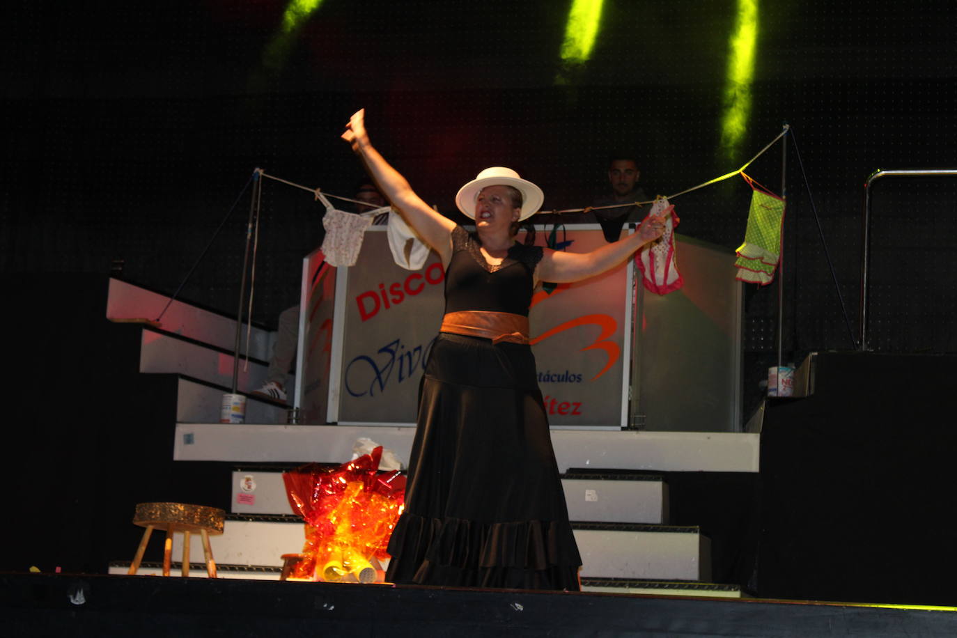 Ledrada disfruta con la coreografías de sus peñas