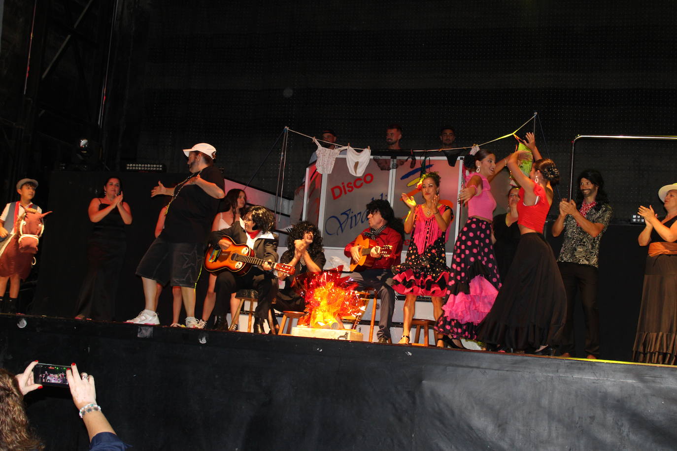 Ledrada disfruta con la coreografías de sus peñas