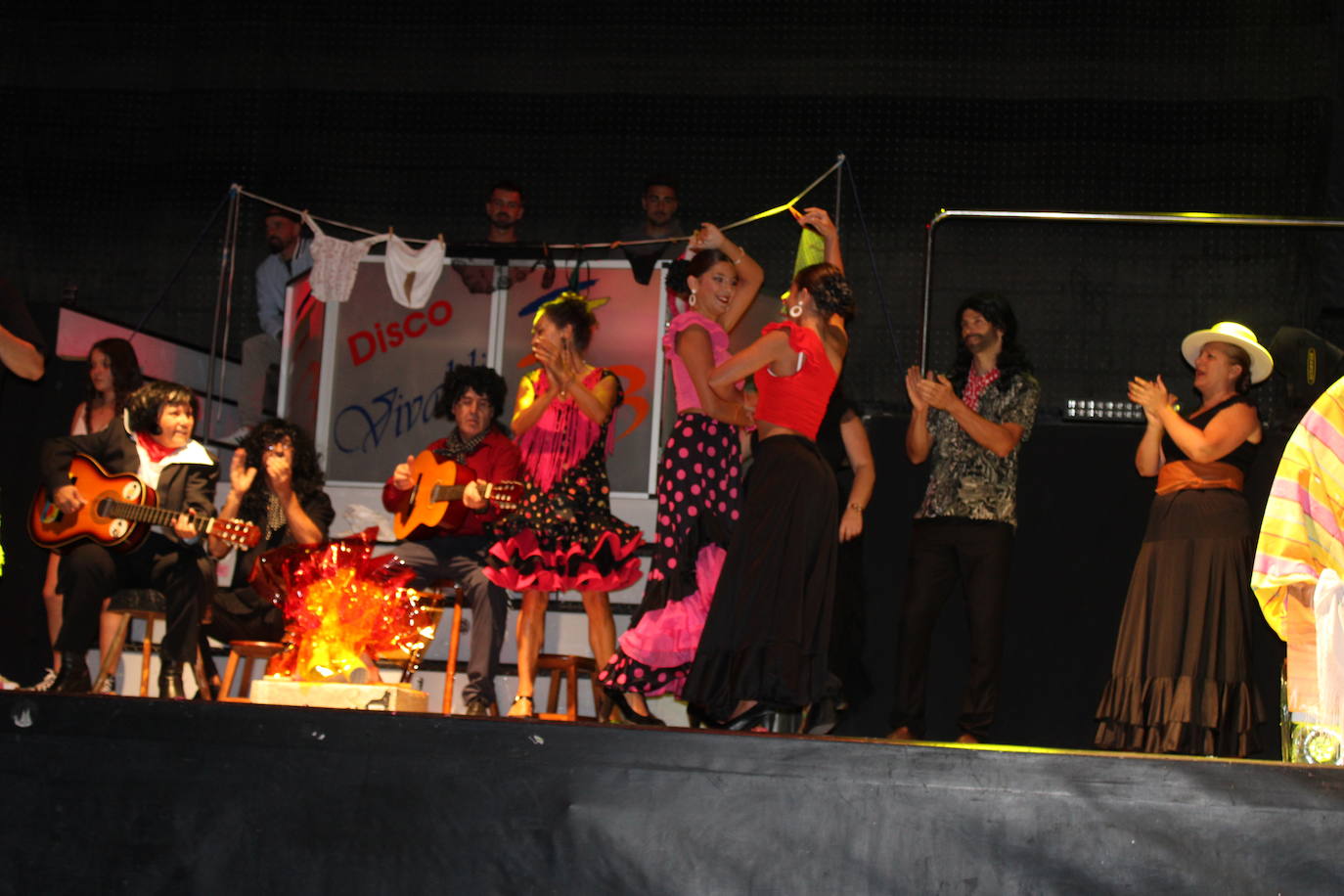 Ledrada disfruta con la coreografías de sus peñas