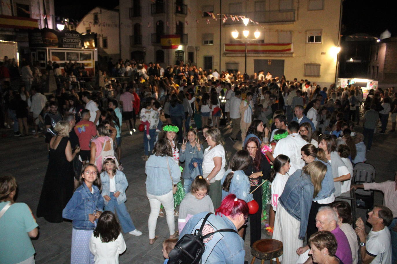 Ledrada disfruta con la coreografías de sus peñas