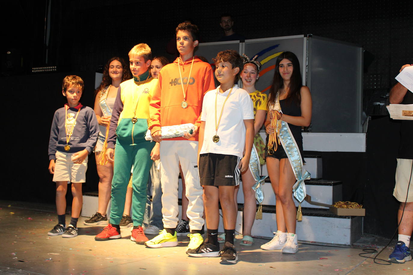 Ledrada disfruta con la coreografías de sus peñas