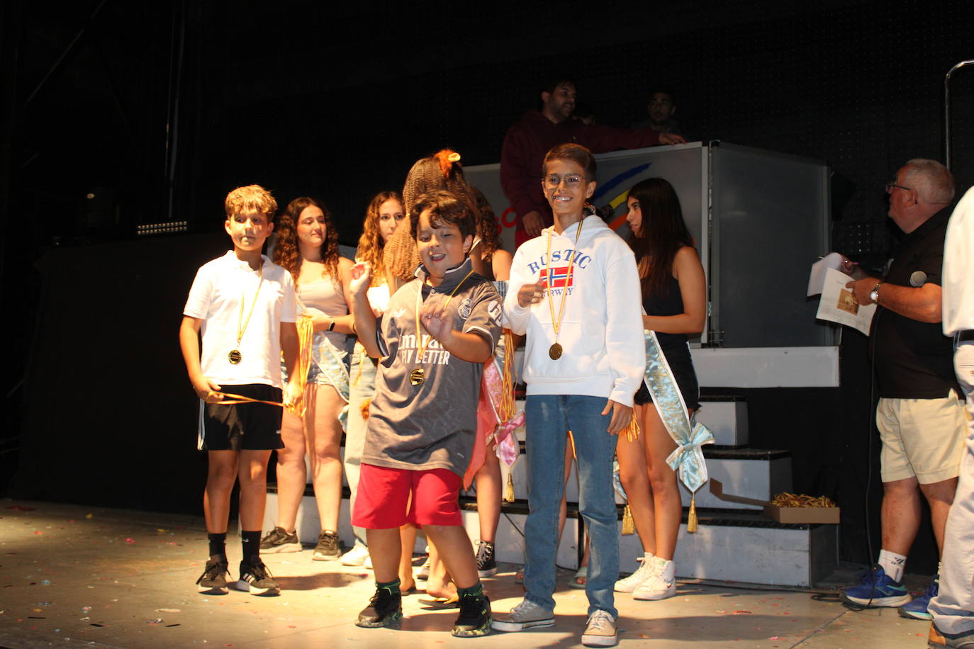 Ledrada disfruta con la coreografías de sus peñas