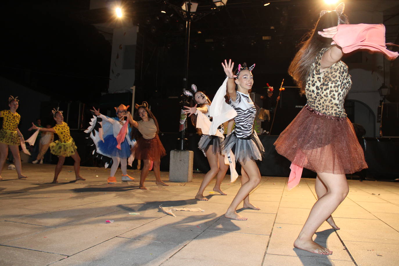 Ledrada disfruta con la coreografías de sus peñas