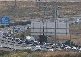 Retenciones en el carril de desvío de la A-62, a las afueras de Salamanca, durante la operación salida del 1º de agosto.