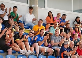 Aficionados de Unionistas aplaudiendo a sus jugadores