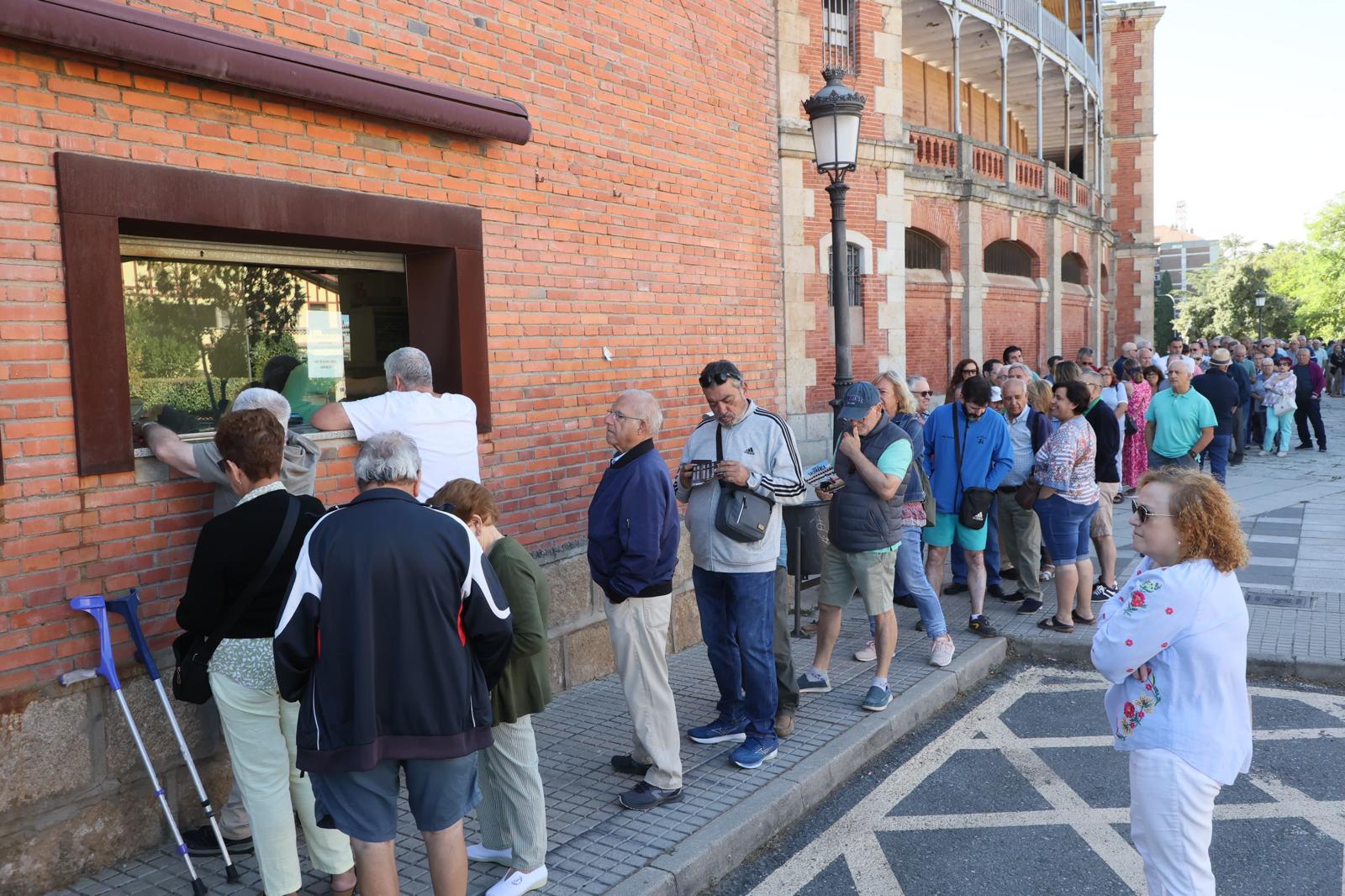 Locura en La Glorieta para conseguir entradas para la Feria taurina