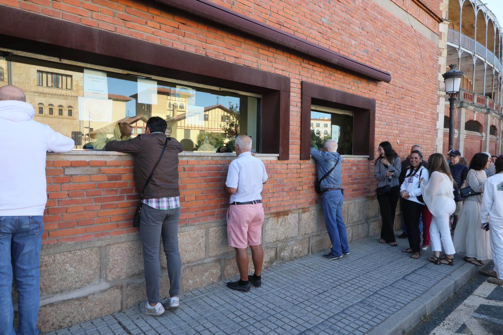 Locura en La Glorieta para conseguir entradas para la Feria taurina