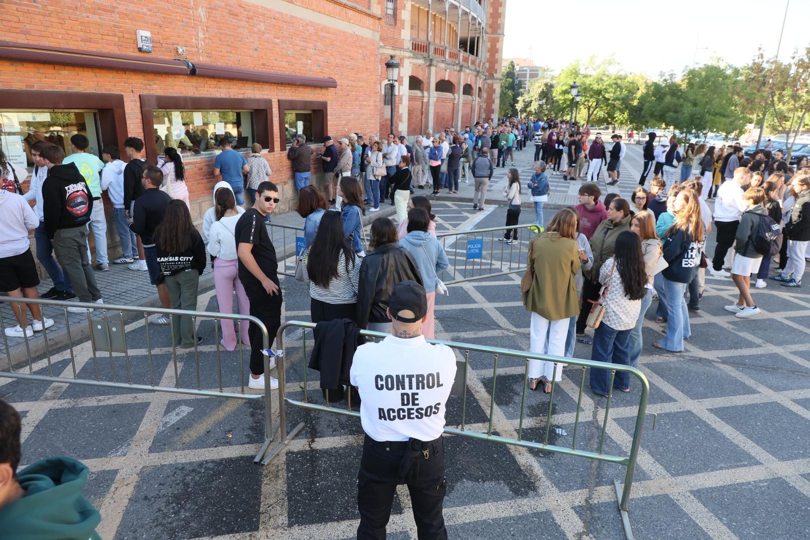 Locura en La Glorieta para conseguir entradas para la Feria taurina