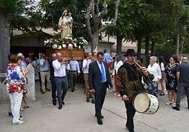 La procesión con la imagen de Nuestra Señora de Navales.