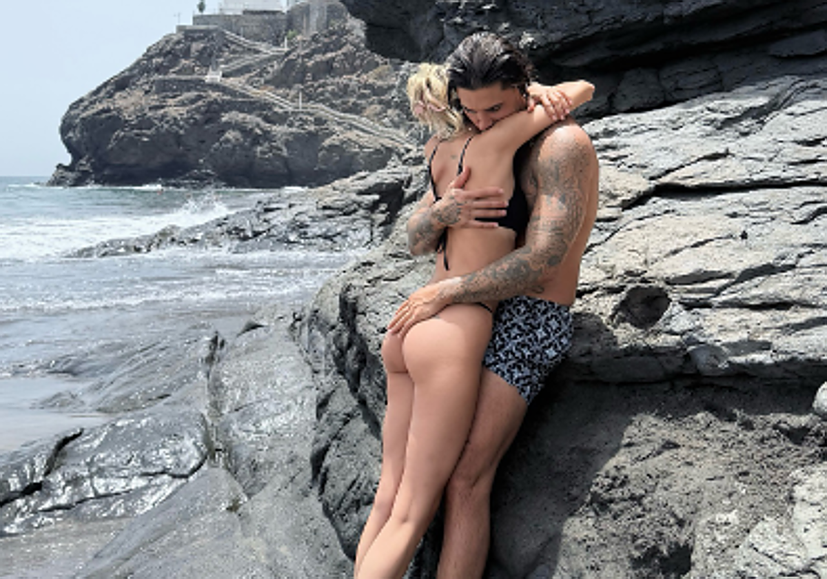 Imagen de ambos en la playa.