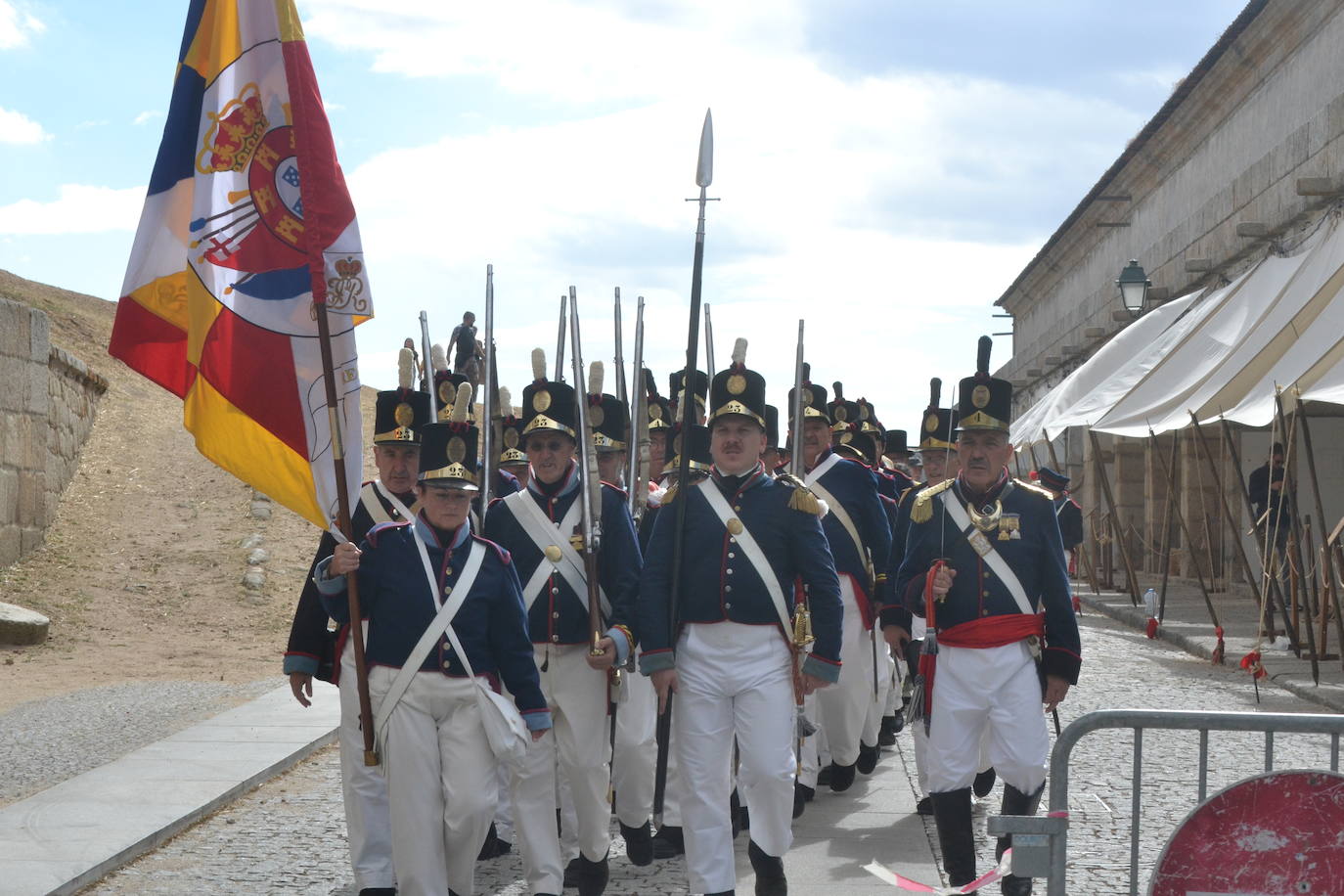 El ondear de las banderas marca el inicio de la recreación del cerco francés a Almeida