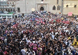 Imagen de la Plaza Mayor de Béjar llena de público en el inicio festivo