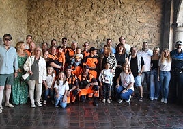 Autoridades, pregoneros e invitados, en el balcón del Ayuntamiento