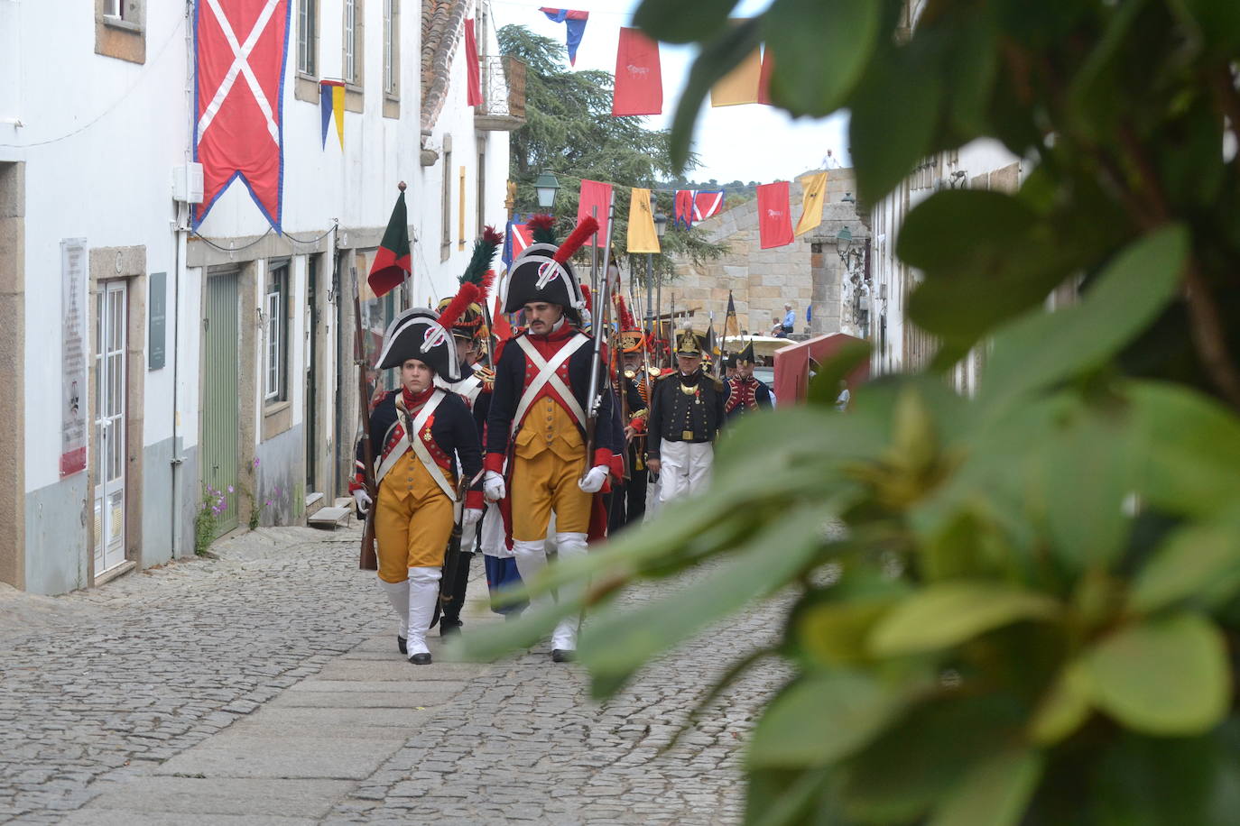 El ondear de las banderas marca el inicio de la recreación del cerco francés a Almeida