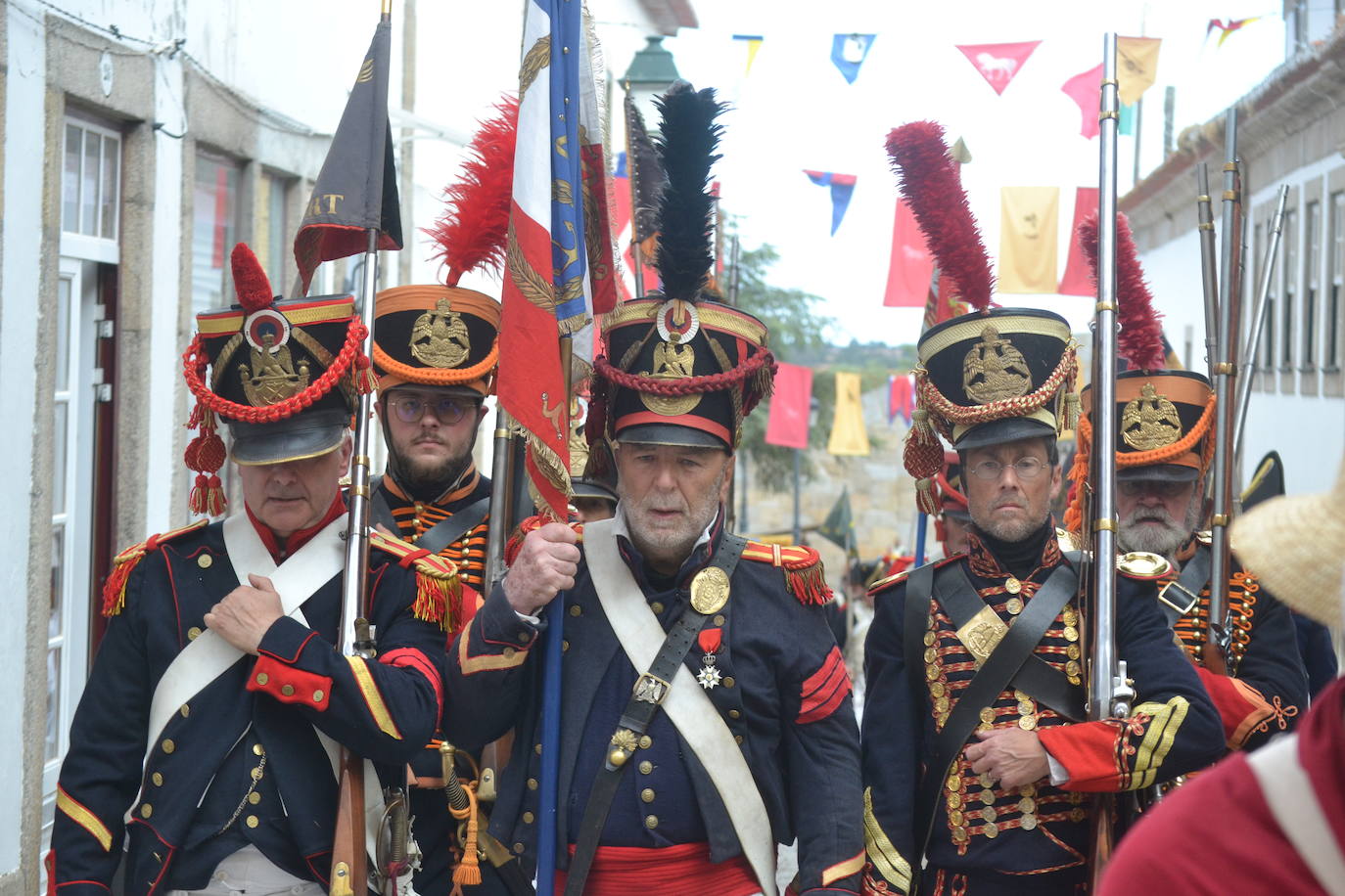 El ondear de las banderas marca el inicio de la recreación del cerco francés a Almeida