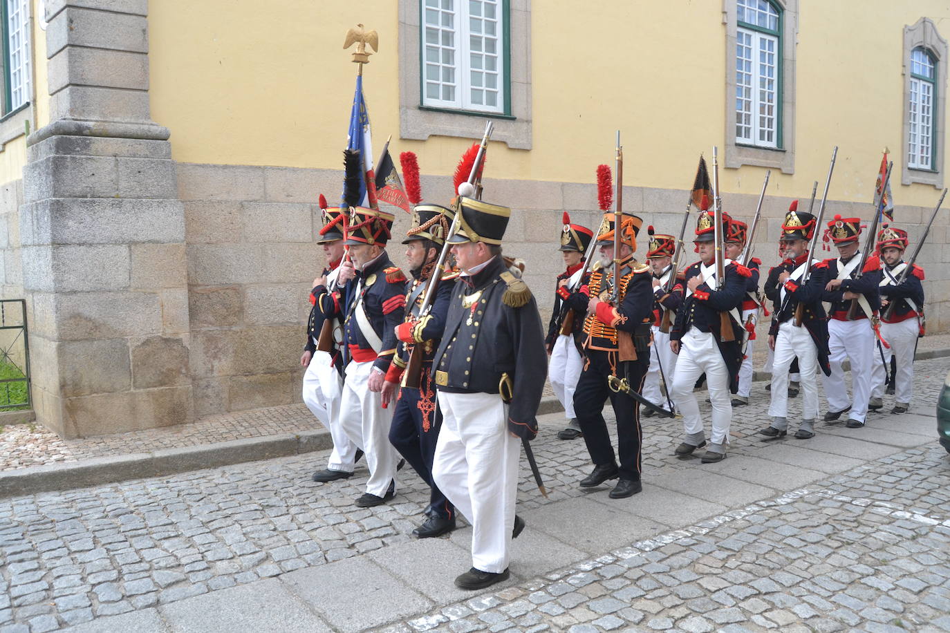 El ondear de las banderas marca el inicio de la recreación del cerco francés a Almeida