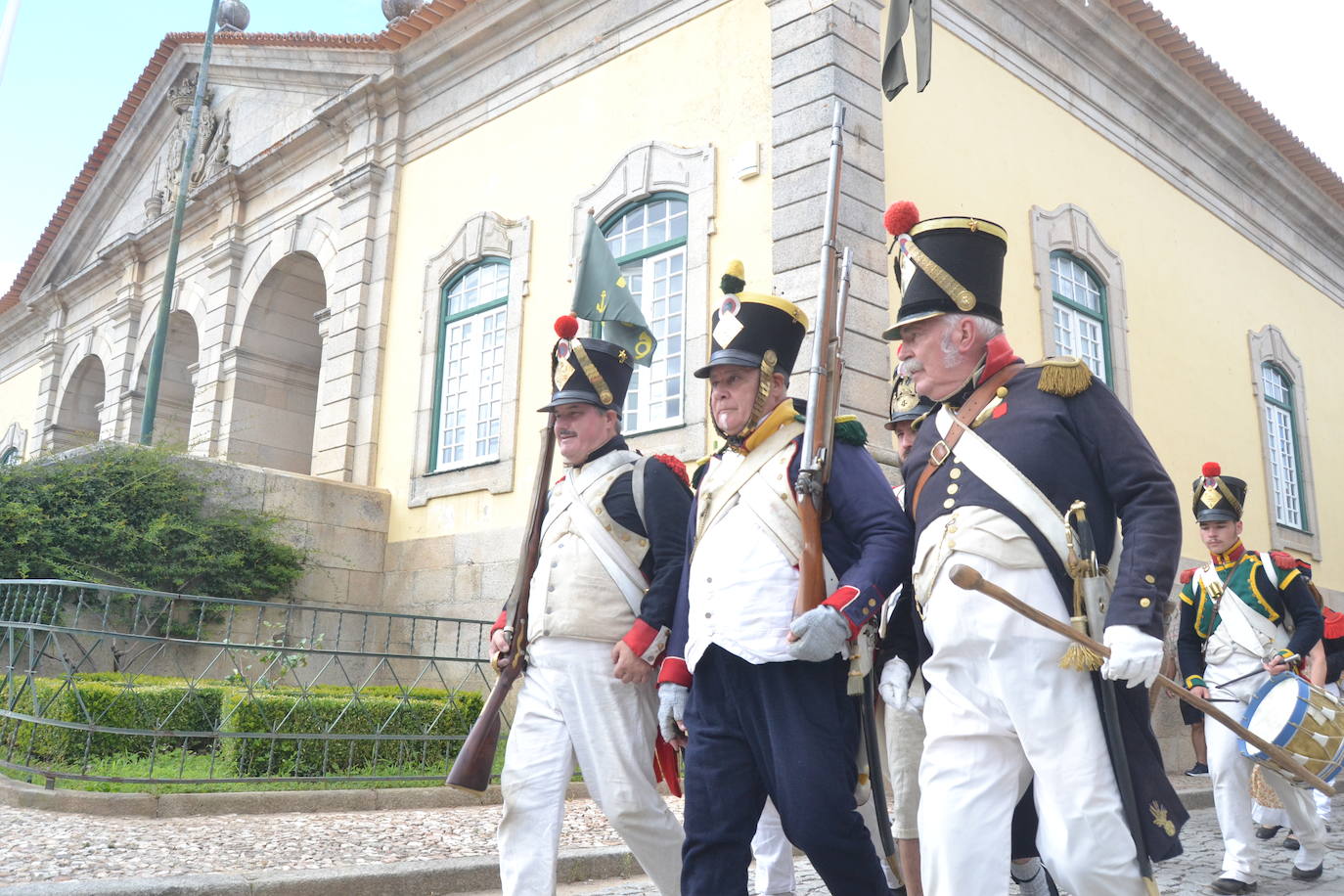 El ondear de las banderas marca el inicio de la recreación del cerco francés a Almeida
