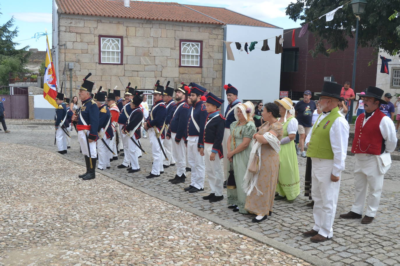 El ondear de las banderas marca el inicio de la recreación del cerco francés a Almeida