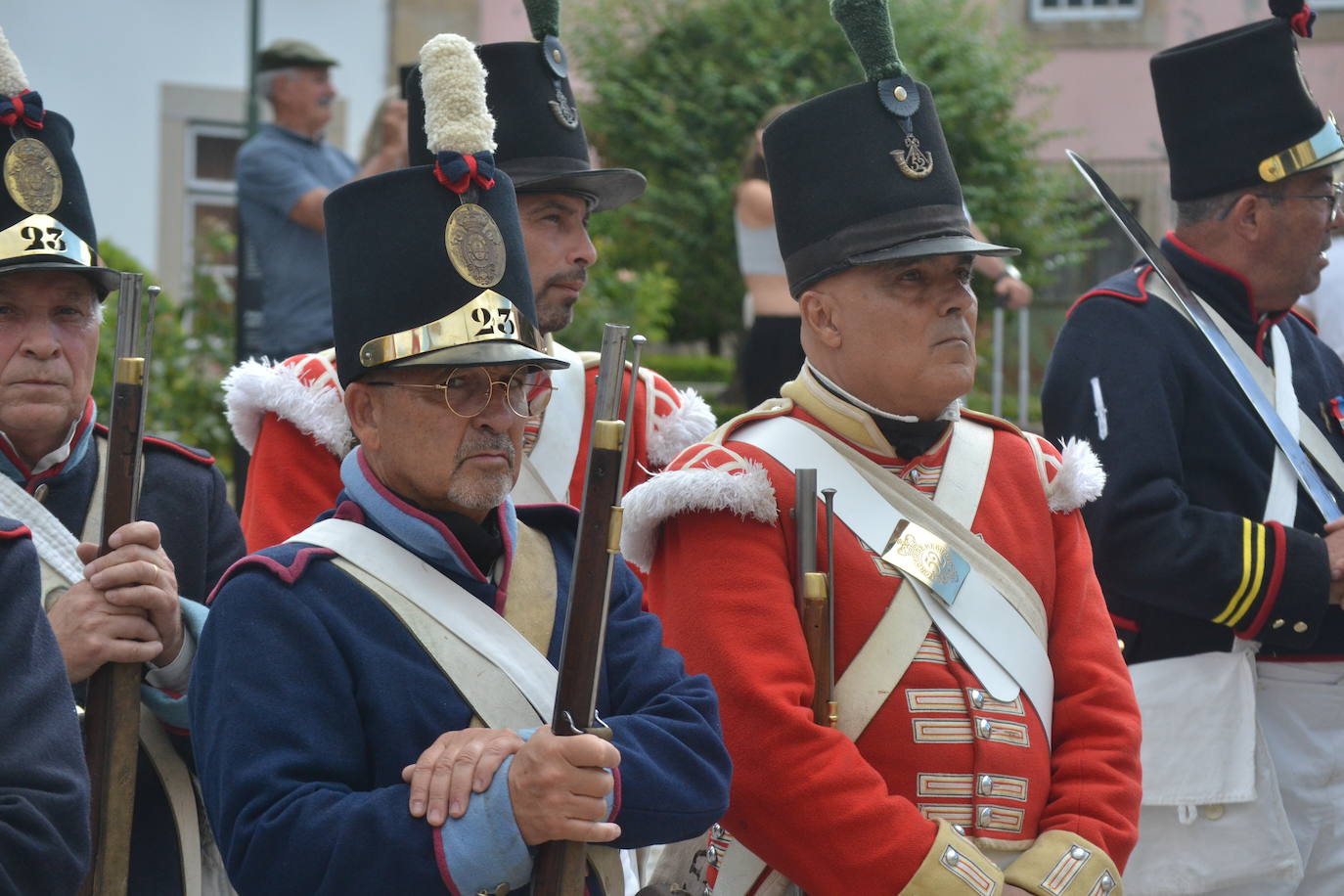 El ondear de las banderas marca el inicio de la recreación del cerco francés a Almeida