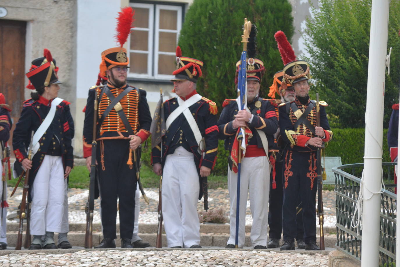 El ondear de las banderas marca el inicio de la recreación del cerco francés a Almeida