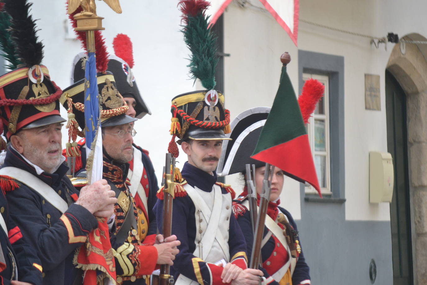 El ondear de las banderas marca el inicio de la recreación del cerco francés a Almeida