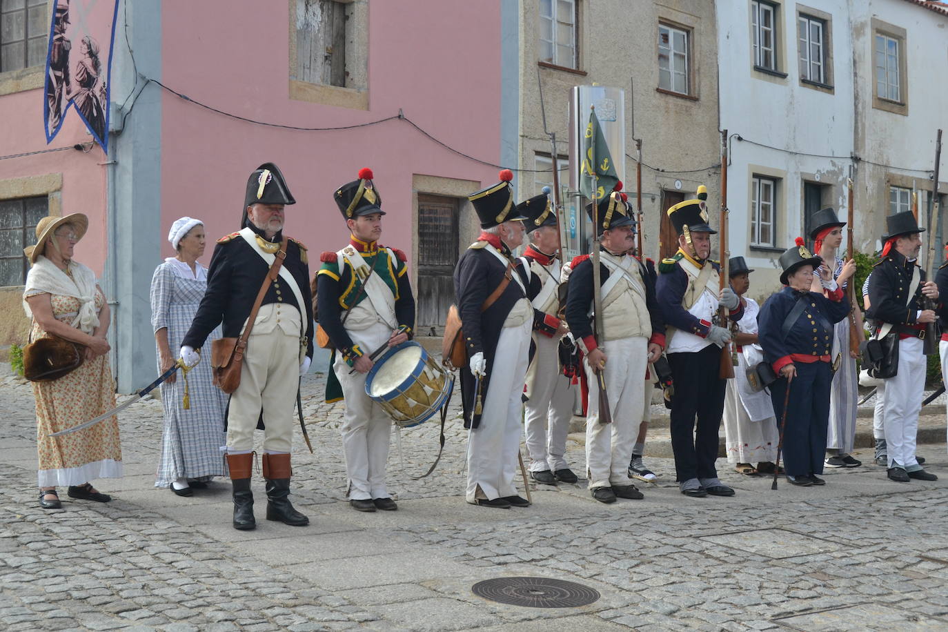 El ondear de las banderas marca el inicio de la recreación del cerco francés a Almeida
