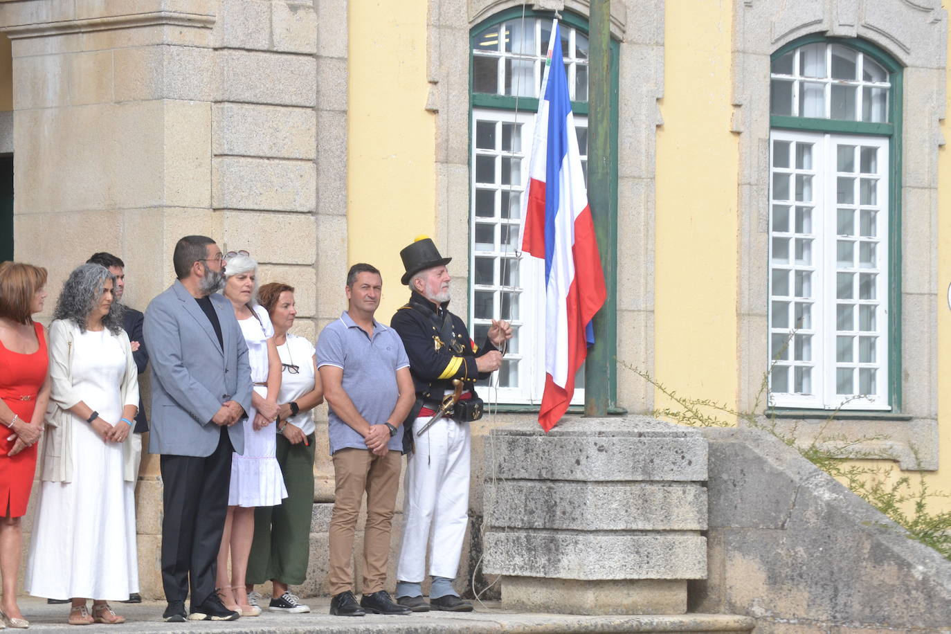 El ondear de las banderas marca el inicio de la recreación del cerco francés a Almeida