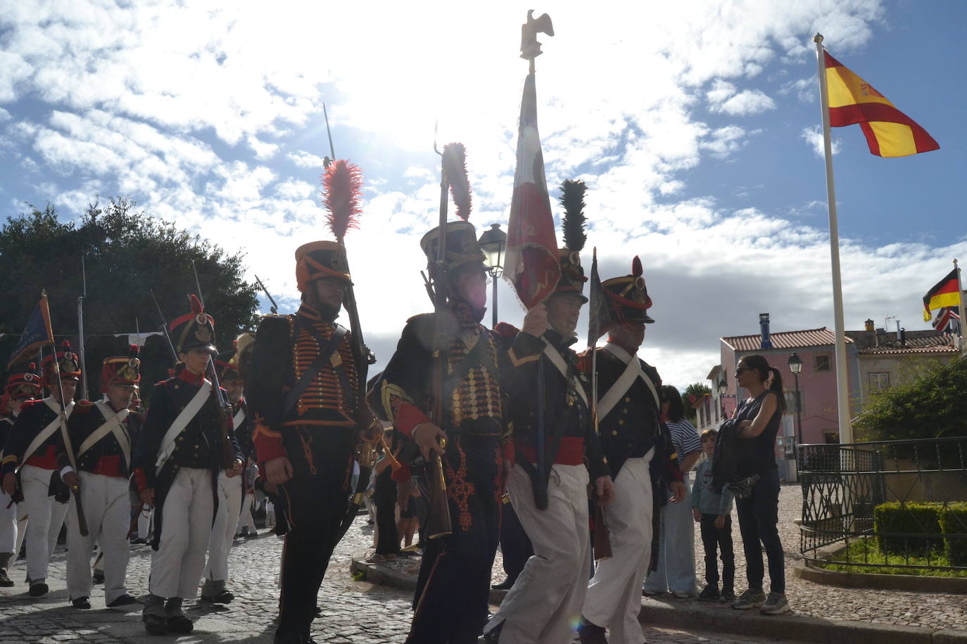 El ondear de las banderas marca el inicio de la recreación del cerco francés a Almeida
