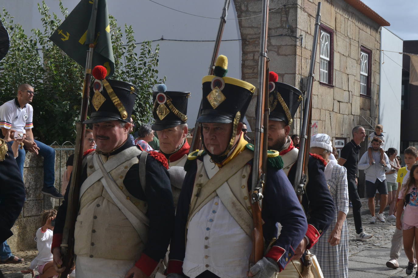 El ondear de las banderas marca el inicio de la recreación del cerco francés a Almeida