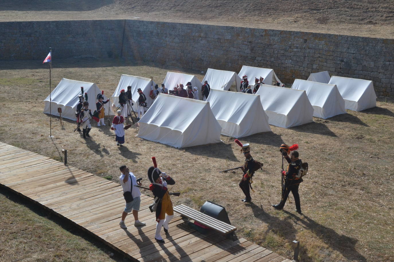 El ondear de las banderas marca el inicio de la recreación del cerco francés a Almeida