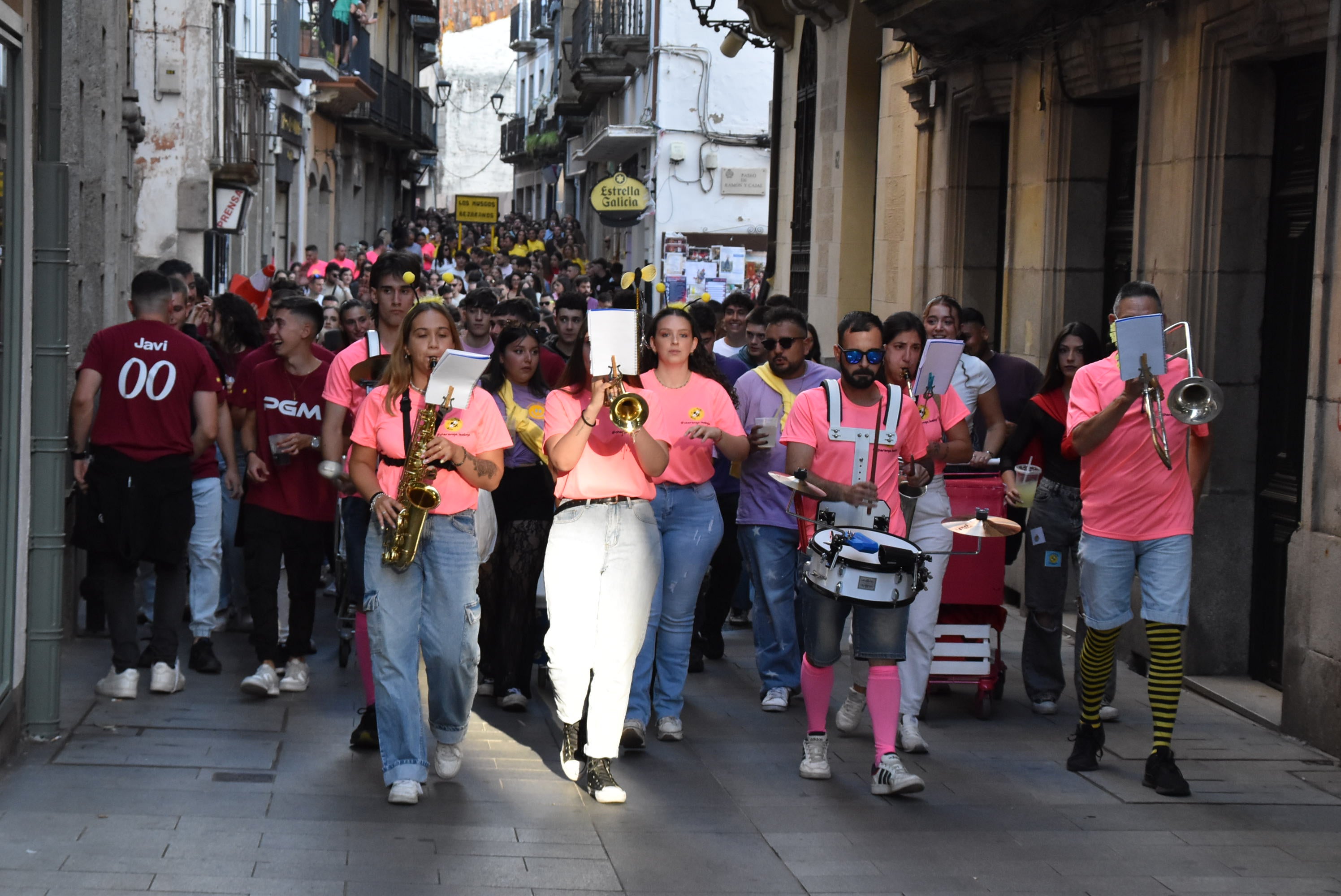 Multitudinario inicio festivo en Béjar con el desfile de las peñas