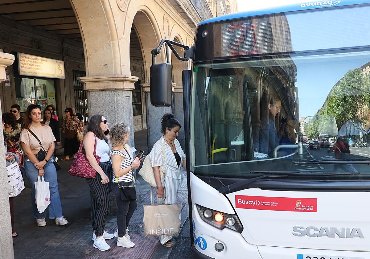 El Ejecutivo autonómico llegó a emitir unas 400 tarjetas en formato físico pero esta semana anunció que se enviarán en formato digital a los usuarios.