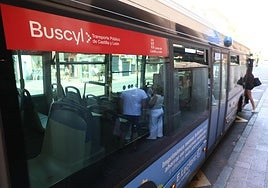 Imagen de uno de los buses metropolitanos en el que se puede ver la pegatina de Buscyl.