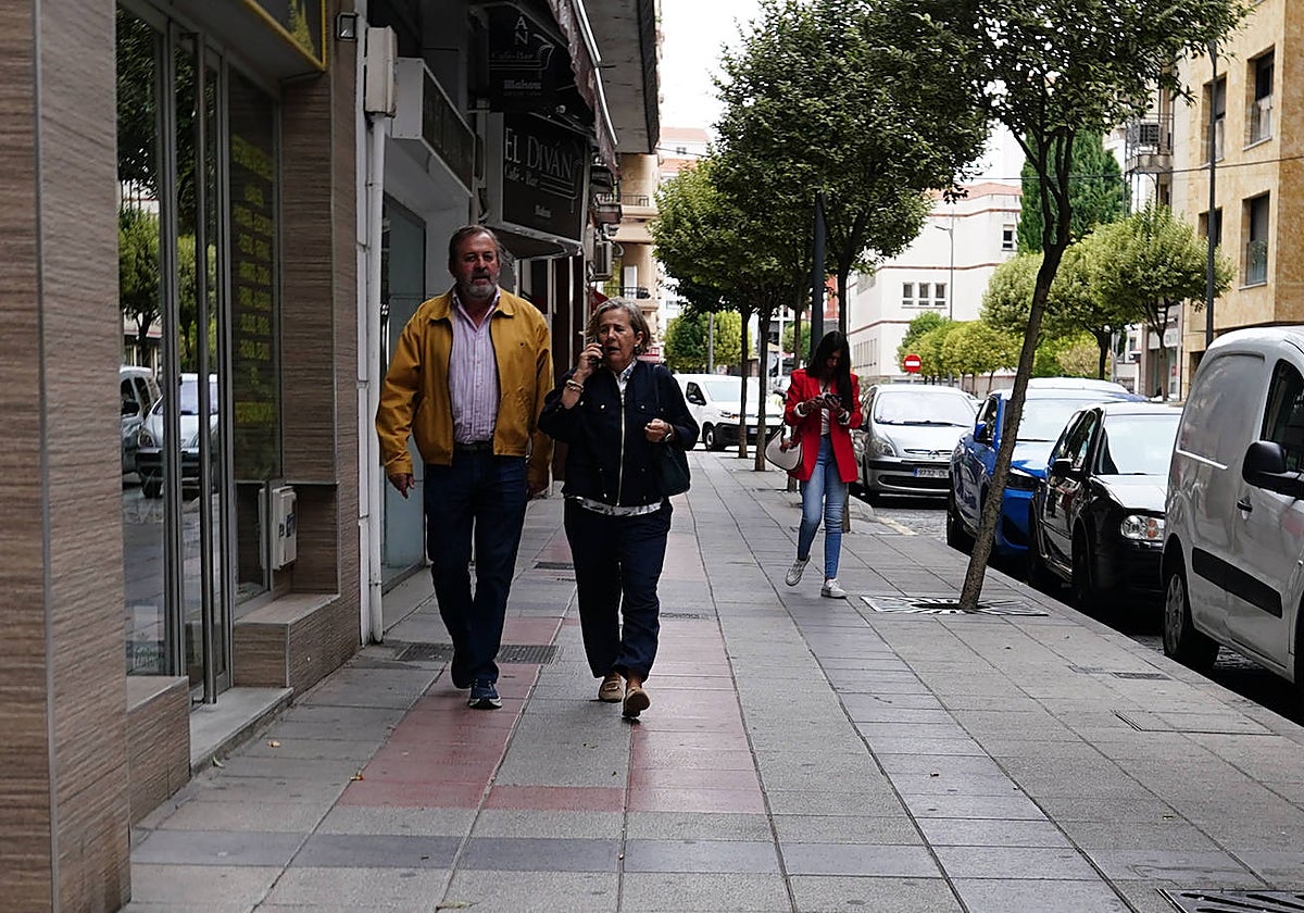 Dos personas caminando este viernes por Salamanca con chaqueta.