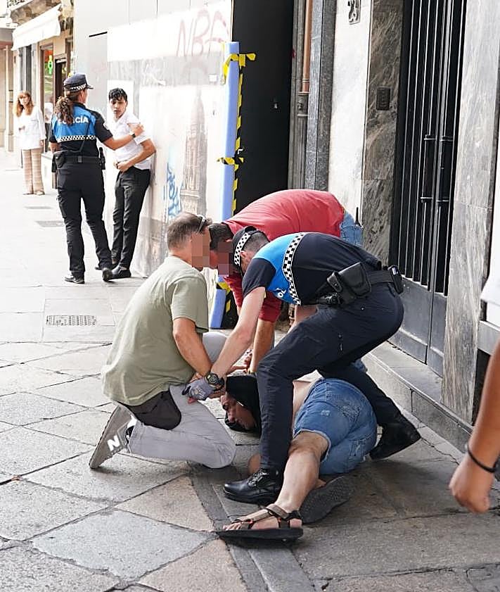 Imagen secundaria 2 - Escándalo en plena Plaza Mayor: detenido a plena luz del día tras agredir a un camarero en un bar ante decenas de testigos