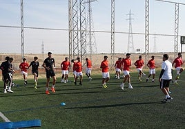 Los jugadores del Salamanca Uds entrenan en el anexo al Tori.