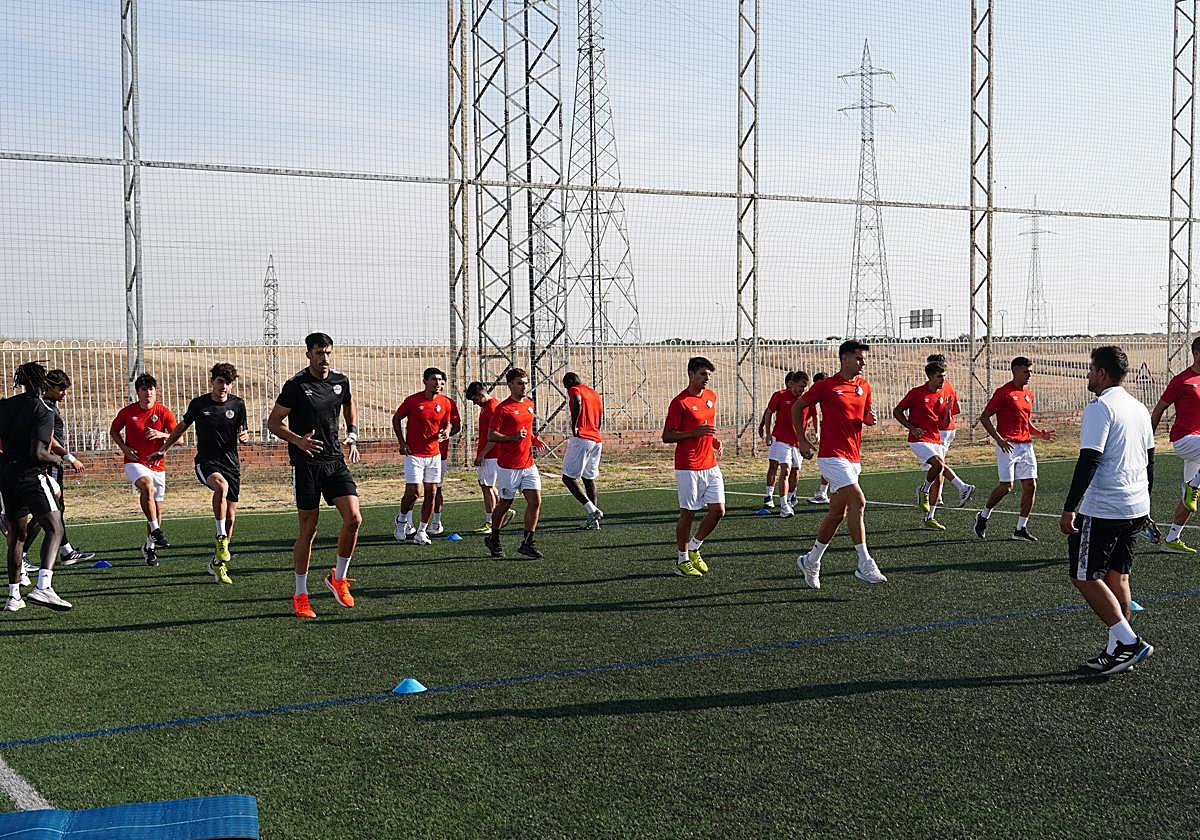 Los jugadores del Salamanca Uds entrenan en el anexo al Tori.