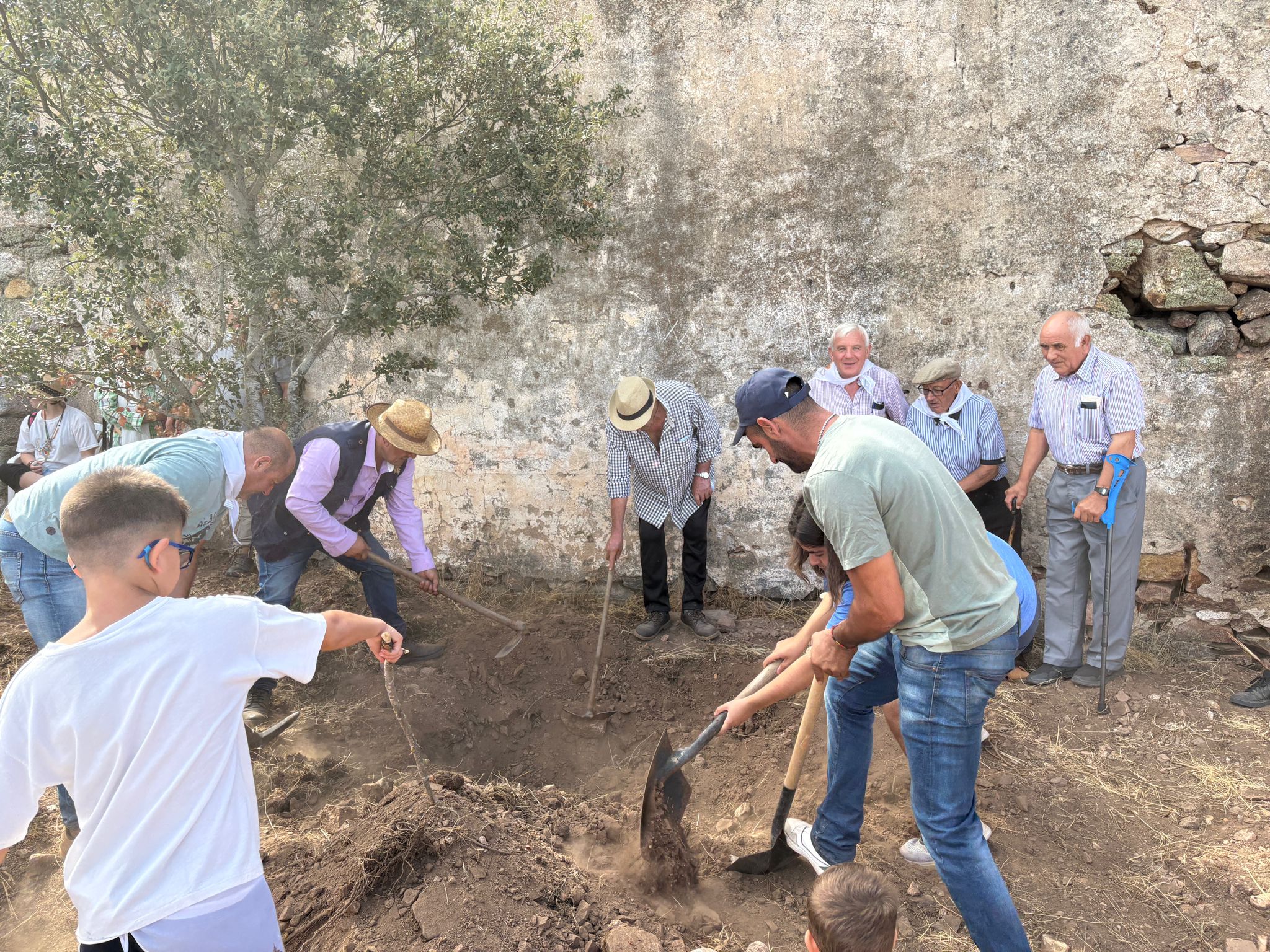 Unión y esperanza con la primera piedra para recuperar la antigua ermita de la Cuesta de San Pelayo