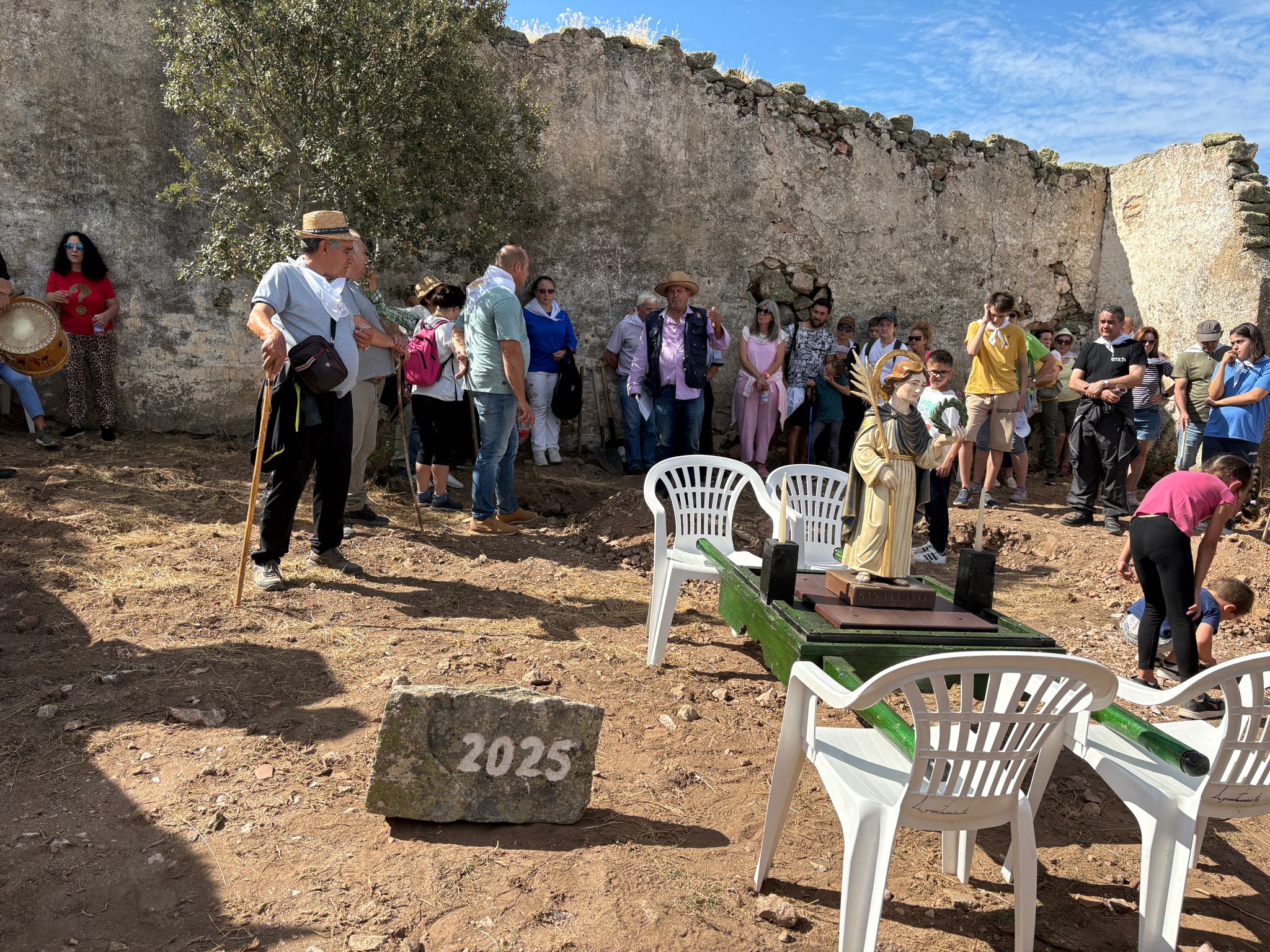 Unión y esperanza con la primera piedra para recuperar la antigua ermita de la Cuesta de San Pelayo