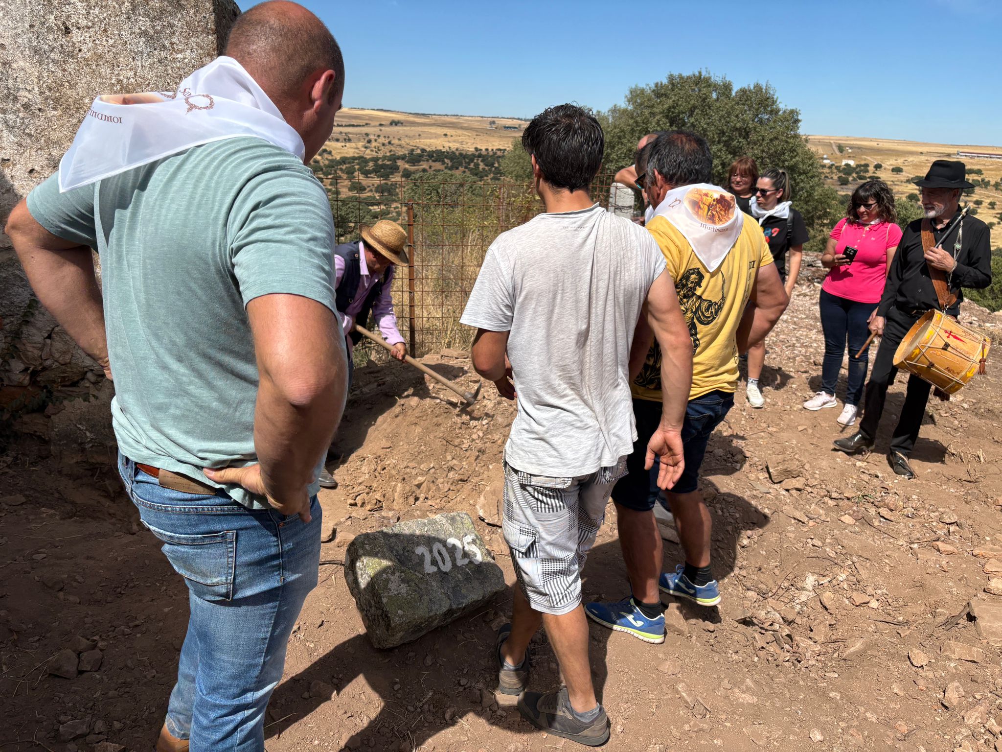 Unión y esperanza con la primera piedra para recuperar la antigua ermita de la Cuesta de San Pelayo