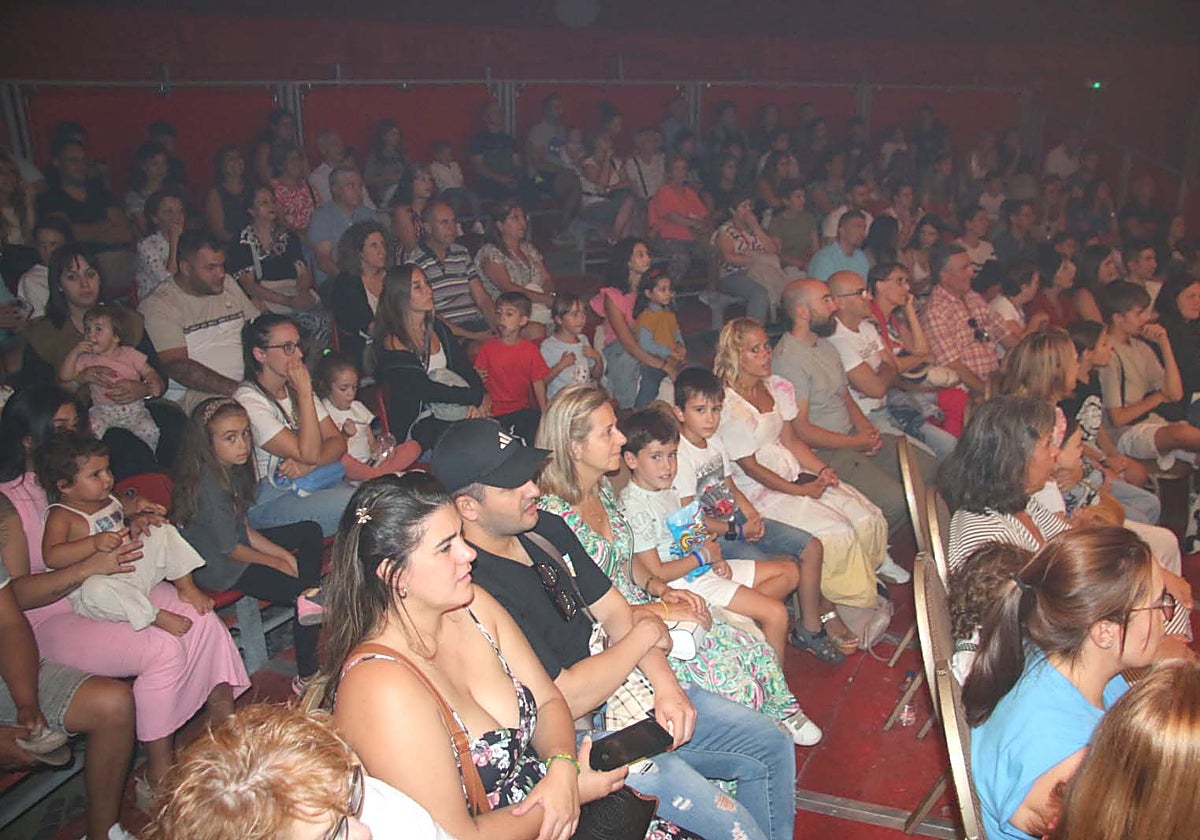 Público en las gradas de la carpa circense instalada en Santa Marta para el festival Volatiritormes.
